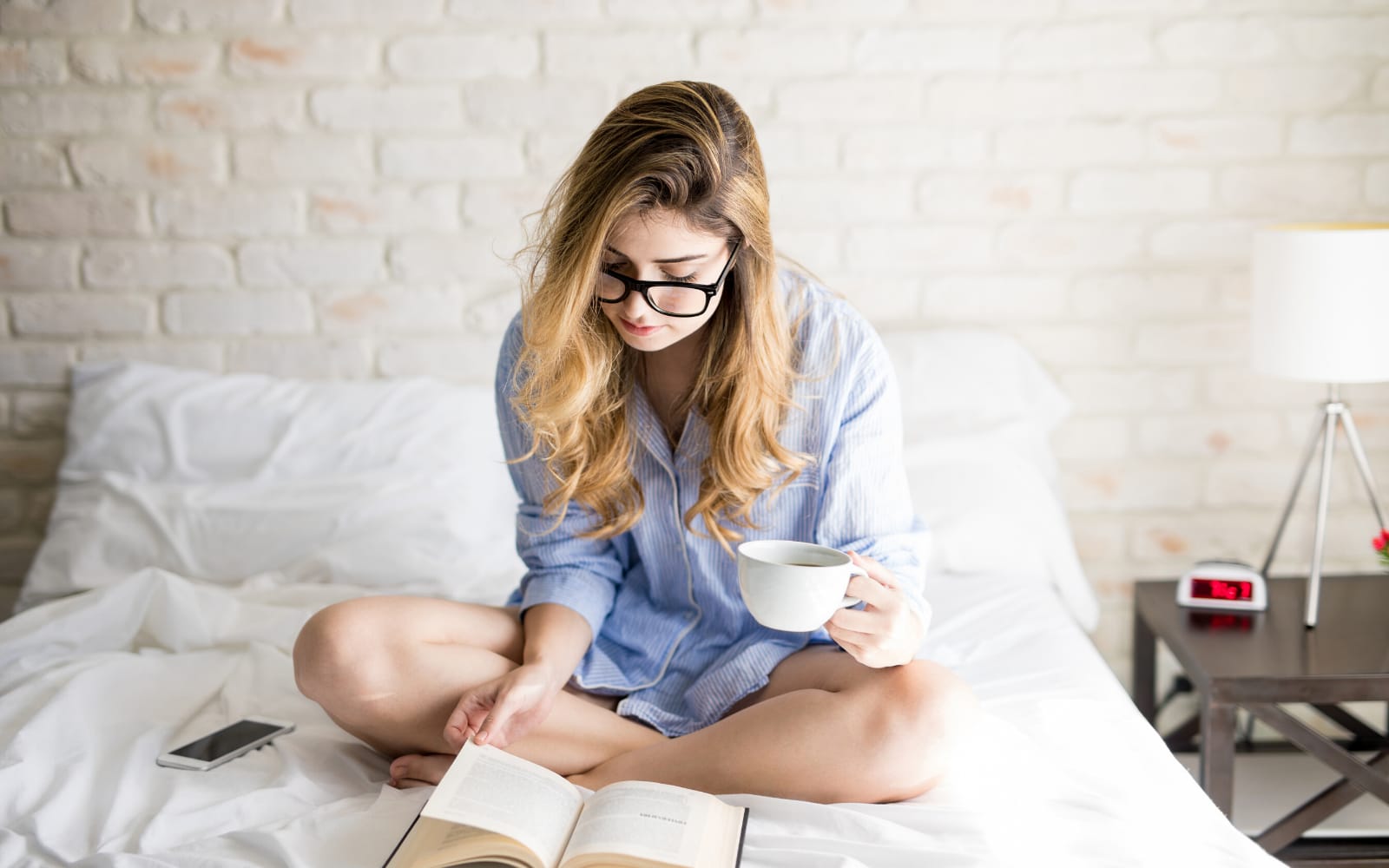 Main image for post about reading tips, showing a girl reading in her bed.